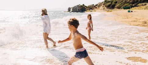 des-vacances-en-famille-les-pieds-dans-l-eau